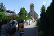 Procesja zbliża się do czwartego ołtarza na placu kościelnym