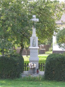 Krzyż - ul. Wiejska - posesja rodziny Franosz