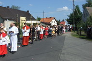 Procesja wyrusza w kierunku trzeciego ołtarza