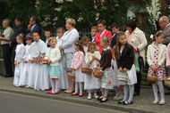 Dzieci przy pierwszym ołtarzu