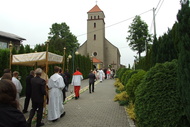 Procesja w drodze do czwartego ołtarza na placu kościelnym