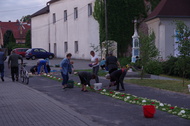 Przygotowania przy trzecim ołtarzu