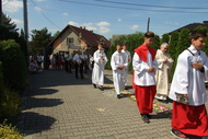 Procesja udaje się w kierunku czwartego ołtarza